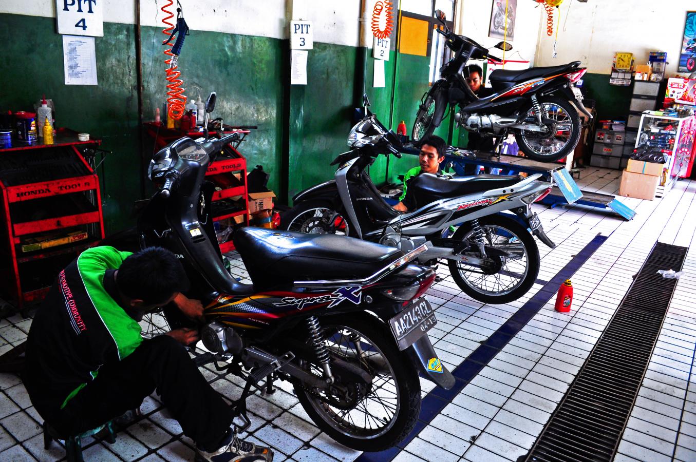 Kenteng Rahayu: Jantung Bengkel Motor Cilacap yang Tak Pernah Lelah